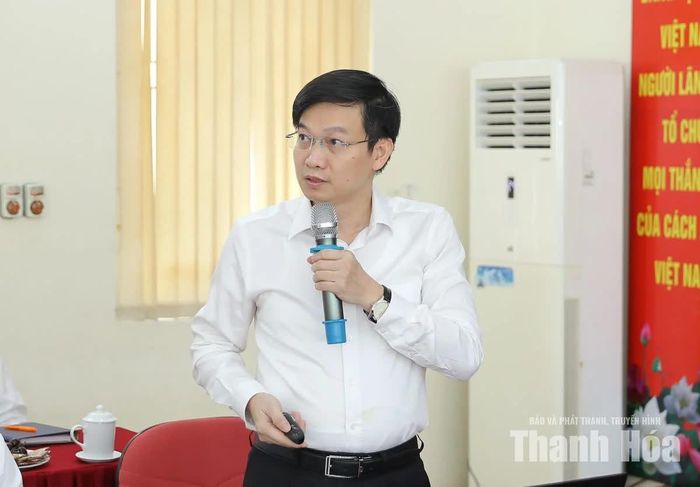 Giám đốc Sở Y tế Lê Văn Cường báo cáo kết quả hoạt động của ngành.