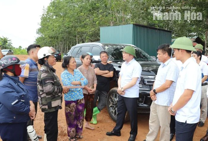 Phó Chủ tịch UBND tỉnh Cao Văn Cường động viên người dân bị ảnh hưởng bởi công tác xây dựng khu tái định cư phục vụ giải phóng mặt bằng Dự án hồ chứa nước Bản Mồng.