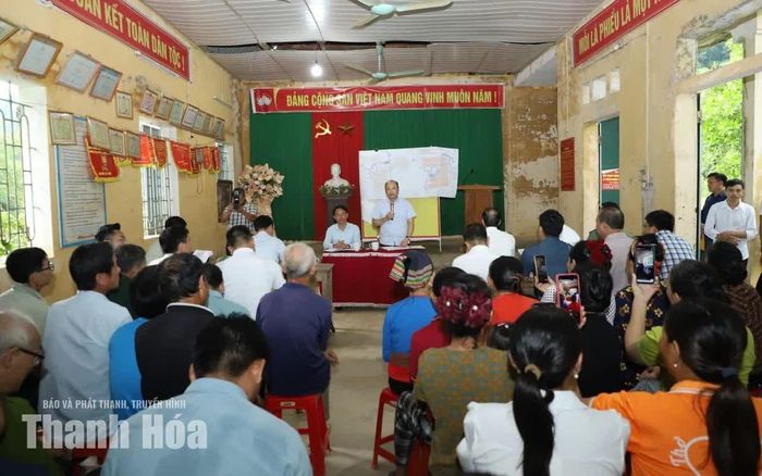 Quang cảnh buổi đối thoại với người dân thôn Thanh Sơn, xã Thanh Phong.