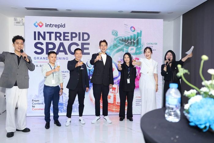 Ông Vync Toh - CEO Intrepid Vietnam kiêm Giám đốc Thương mại điện tử (Thứ 4 từ trái sang) cùng các đối tác trong buổi lễ khai trương hệ thống Studio tại Việt Nam.