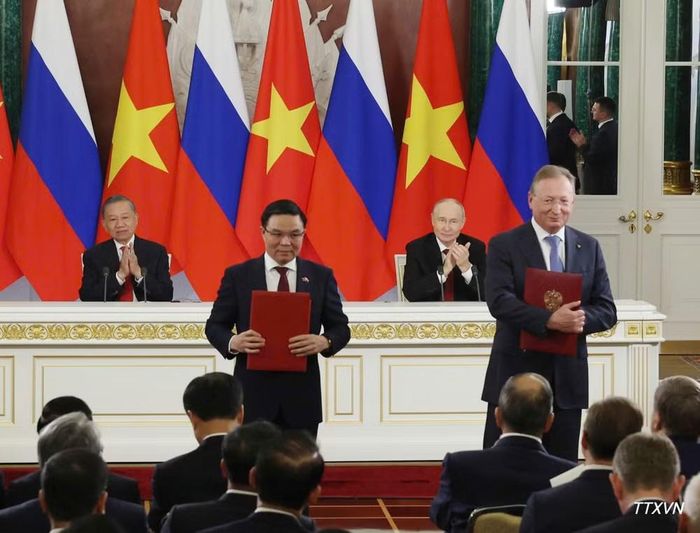 Tổng Bí thư, Chủ tịch nước Tô Lâm và Tổng thống Nga Vladimir Putin chứng kiến Lễ trao văn kiện hợp tác giữa hai nước. Ảnh: Thống Nhất – TTXVN
