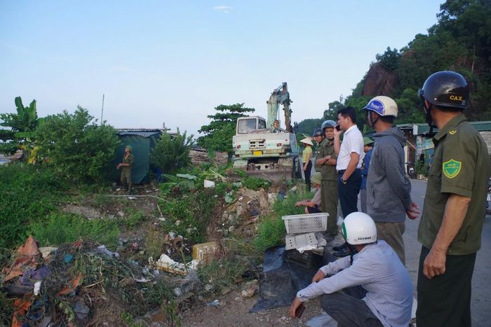 Máy xúc được UBND xã Hoằng Tiến huy động để xử lý khu vực cây cối um tùm tại Bãi Cá Hoằng Trường. Ảnh: UBND xã Hoằng Tiến