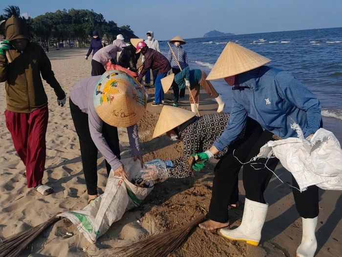 Lực lượng phụ nữ xã Hoằng Tiến tham gia dọn vệ sinh dọc khu vực bờ biển. Ảnh: UBND xã Hoằng Tiến