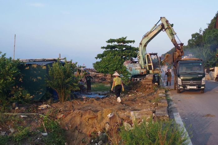 Máy móc được sử dụng để thu dọn những khu vực có địa hình phức tạp tại Bãi Cá Hoằng Trường.Ảnh: UBND xã Hoằng Tiến