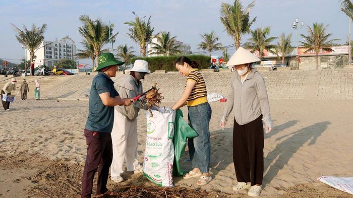 Công tác thu gom rác được triển khai đồng loạt tại nhiều khu vực ven biển Tĩnh Gia. Ảnh: UBND phường Tĩnh Gia