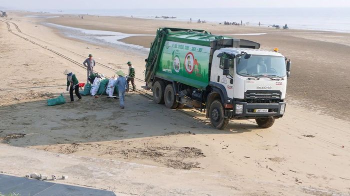Rác thải sau khi thu gom được vận chuyển đi xử lý. Ảnh: UBND phường Tĩnh Gia