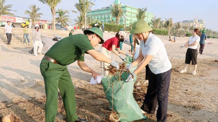 Rác thải được thu gom tại khu vực bãi cát ven biển phường Tĩnh Gia. Ảnh: UBND phường Tĩnh Gia