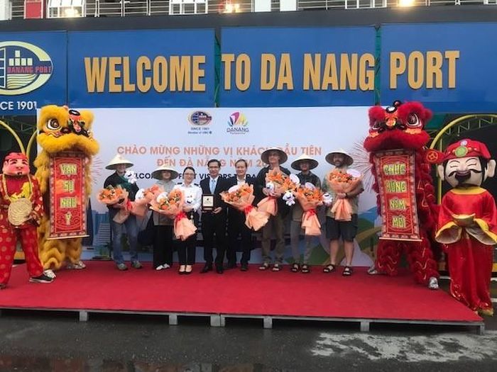 Khách quốc tế đến Đà Nẵng bằng đường biển được lãnh đạo ngành Du lịch chào đón nồng hậu tại cảng Tiên Sa.  Ảnh Ngô Anh Văn