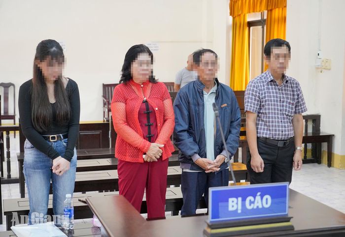 Các bị cáo nghe tòa tuyên án. Ảnh: CÔNG NINH