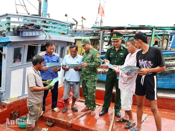 Bộ đội Biên phòng Cửa khẩu cảng Hòn Chông, xã Kiên Lương tuyên truyền chống khai thác IUU đến ngư dân.