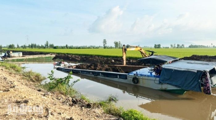 Hiện trường vụ khai thác khoáng sản trái phép. Ảnh: NGỌC KHUÊ