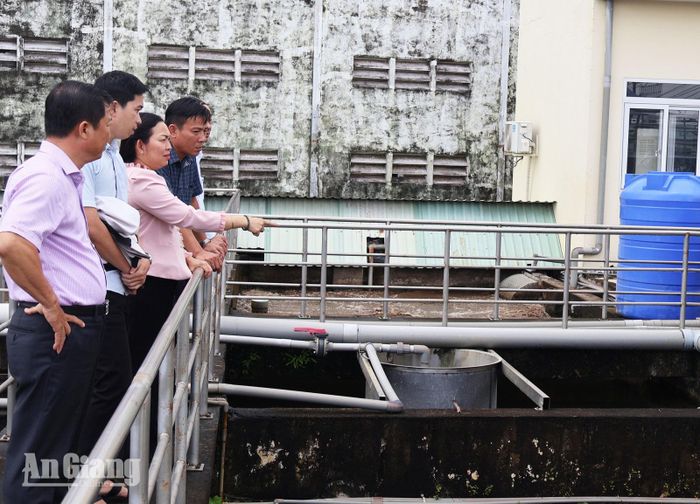 Đại biểu khảo sát quy trình xử lý nước tại Trạm vận hành xử lý nước thải thuộc Ban Quản lý Cảng cá Tắc Cậu, xã Bình An.