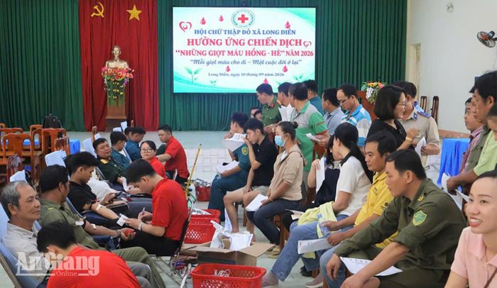 Cán bộ, nhân dân xã Long Điền tham gia hiến máu tình nguyện.