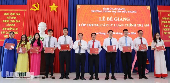 Trao bằng tốt nghiệp cho học viên lớp Trung cấp Lý luận Chính trị hệ tập trung A99.