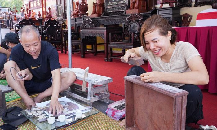  Thực hành trình diễn quảng bá nghề chạm khắc gỗ mỹ nghệ Đồng Kỵ. 