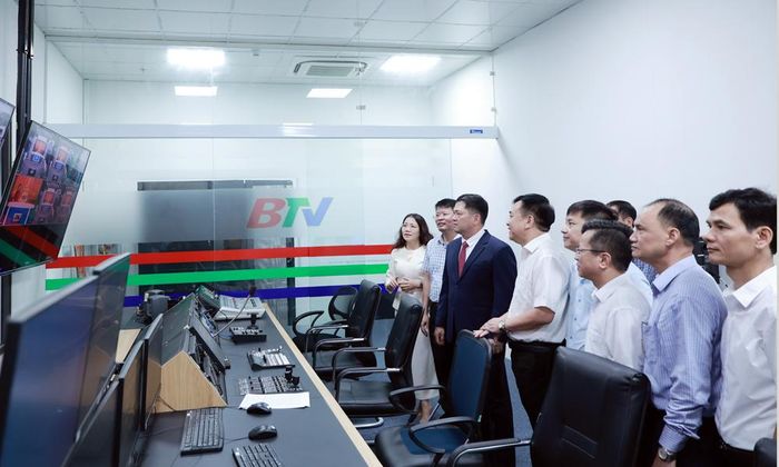  Đồng chí Bí thư Tỉnh ủy cùng các đại biểu thăm cơ sở vật chất trường quay. 