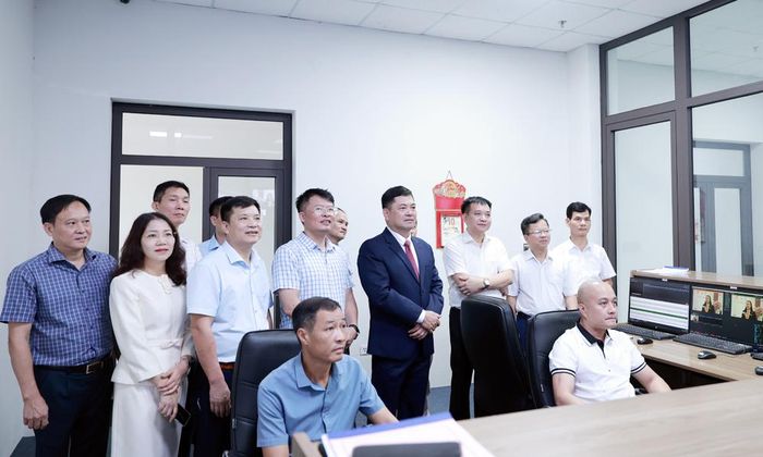  Bí thư Tỉnh ủy Nguyễn Hồng Thái cùng lãnh đạo Báo và Phát thanh, Truyền hình Bắc Ninh thăm, nắm bắt hoạt động của Phòng Tổng khống chế. 