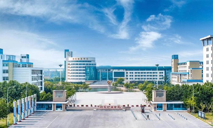  Trường Cao đẳng Yên Đài thuộc tỉnh Sơn Đông (Trung Quốc). 