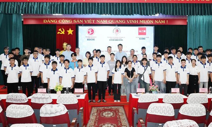  Đại biểu và sinh viên Trường Cao đẳng Cơ điện và Xây dựng Bắc Ninh tham dự hội thảo. 