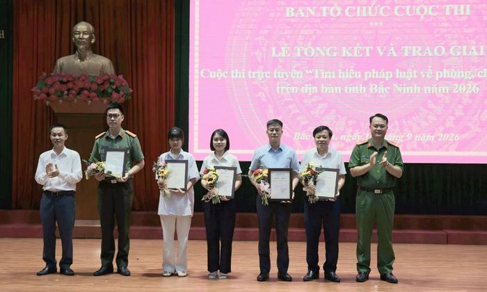  Ban tổ chức trao giải Nhì cho các tập thể, cá nhân. 