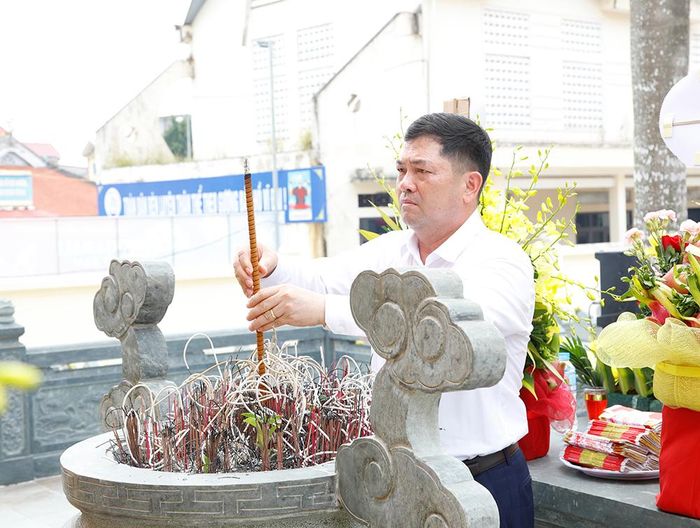  Đồng chí Nguyễn Hồng Thái thắp hương viếng các Anh hùng liệt sĩ tại Nghĩa trang Liệt sĩ Bắc Lý, xã Xuân Cẩm. 