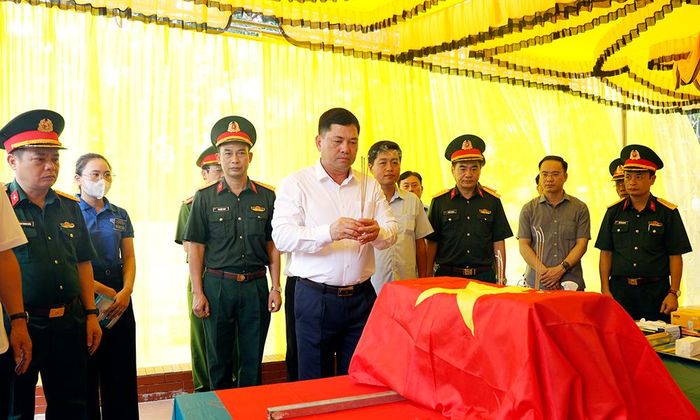  Đồng chí Nguyễn Hồng Thái và các đại biểu thắp hương viếng hài cốt liệt sĩ trước khi lấy mẫu ADN. 