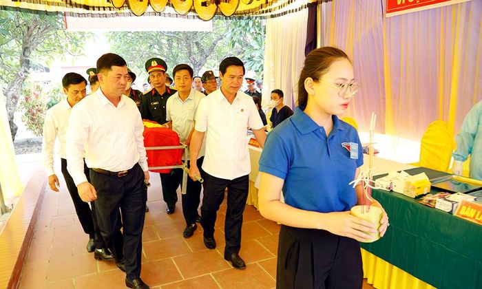  Đồng chí Nguyễn Hồng Thái và các đại biểu di chuyển hài cốt liệt sĩ về khu vực lấy mẫu ADN. 