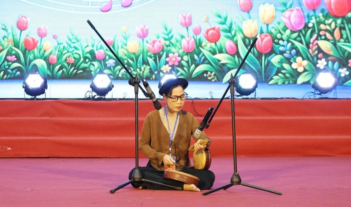  Tiết mục Xẩm "Công cha ngãi mẹ sinh thành" do thí sinh Nguyễn Hải Yến (Chi hội người mù liên phường Từ Sơn) biểu diễn. 
