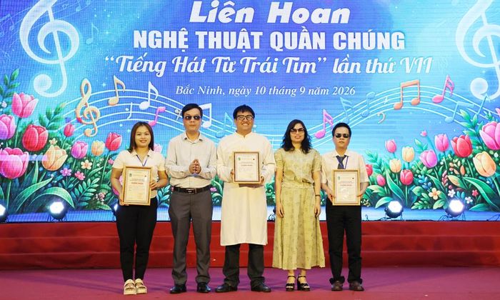  Ban tổ chức trao giải A cho các thí sinh. 