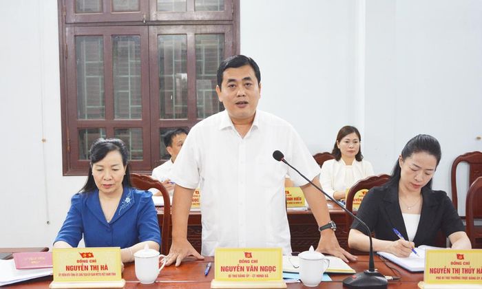 Đồng chí Nguyễn Văn Ngọc, Bí thư Đảng ủy, Chủ tịch HĐND xã Đại Đồng trao đổi, làm rõ một số nội dung tại buổi làm việc.