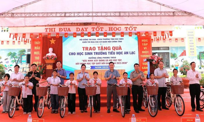 Lãnh đạo Khối thi đua các cơ quan Nội chính tỉnh Bắc Ninh tặng xe đạp cho học sinh có hoàn cảnh khó khăn của Trường Tiểu học An Lạc trước thềm năm học mới 2026-2027. Ảnh tư liệu.