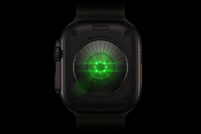 Cảm biến của Apple Watch Ultra 4. Ảnh: Apple.com