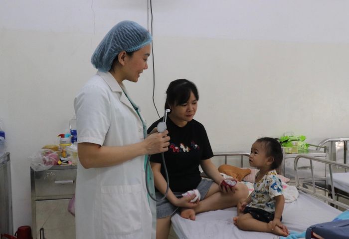 Trẻ mắc bệnh tay chân miệng đang được điều trị nội trú tại Bệnh viện Phụ sản - Nhi Đà Nẵng. Ảnh: KHÁNH NGÂN