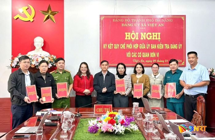 Đảng ủy xã Việt An tổ chức hội nghị ký kết quy chế phối hợp giữa Ủy ban Kiểm tra Đảng ủy với các cơ quan, đơn vị. Ảnh: TRẦN THỊ HẰNG