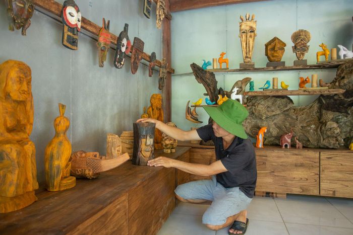 Những sản phẩm mộc mỹ nghệ được biến tấu thành sản phẩm nghệ thuật độc bản từ nghệ nhân trẻ làng nghề Nguyễn Văn Ân. Ảnh: L.T.K