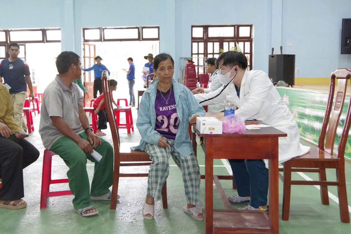 Tư vấn, khám bệnh cho người dân. Ảnh: ĐVCC