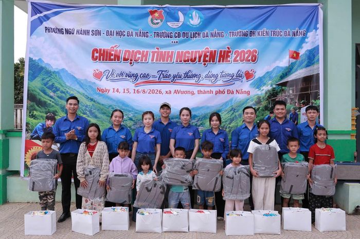 Trao quà cho thiếu nhi khó khăn. Ảnh: ĐVCC