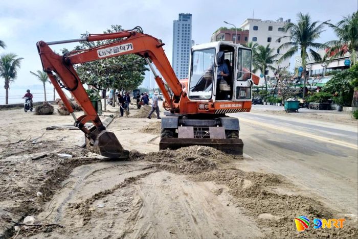 Công ty CP Cầu đường Đà Nẵng xúc dọn đất cát bồi lấp trên đường Lê Bôi (phường Sơn Trà) vào tháng 11/2025. Ảnh: CÔNG TÚ
