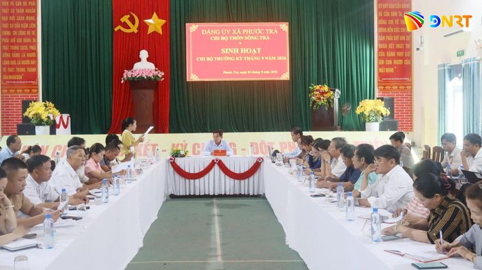 Chi bộ thôn Sông Trà tổ chức sinh hoạt chi bộ mẫu. Ảnh: N.ĐOAN