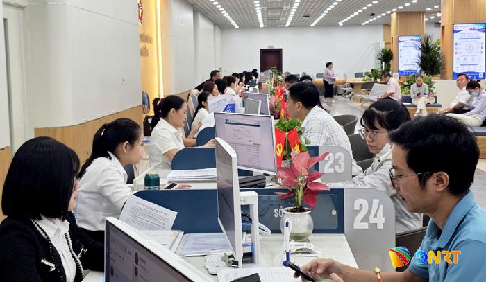 Giải quyết hồ sơ thủ tục hành chính tại Trung tâm Phục vụ hành chính công thành phố Đà Nẵng. Ảnh minh họa: Ảnh: TRỌNG HUY
