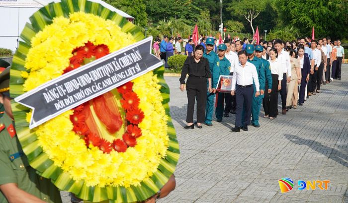 Xã Chiên Đàn thực hiện nghi thức an táng hài cốt liệt sĩ tại Nghĩa trang liệt sĩ Phú Ninh. Ảnh: N.ĐOAN