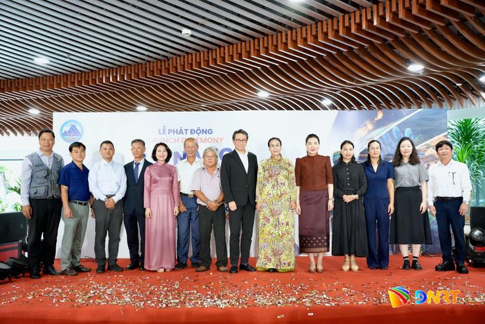 Phó Chủ tịch UBND thành phố Nguyễn Thị Anh Thi (thứ 6, từ phải qua) chụp ảnh lưu niệm cùng các đại biểu tại lễ phát động. Ảnh: T.CÔNG