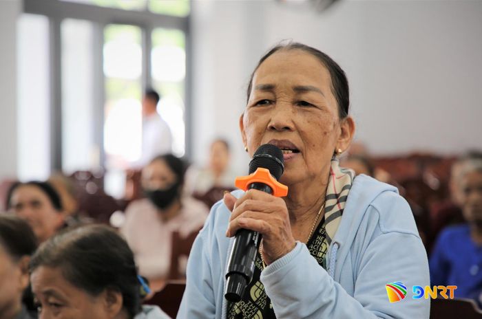 Một người dân phường Hương Trà đề xuất hỗ trợ vốn vay trong giáo dục và đào tạo. Ảnh: ĐĂNG NGUYÊN