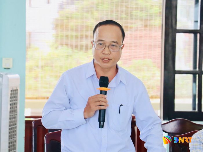 Phó Chủ tịch UBND phường Điện Bàn Đông Lê Thanh Long báo cáo tình hình xây dựng “phường không ma túy”. Ảnh: QUỐC TUẤN