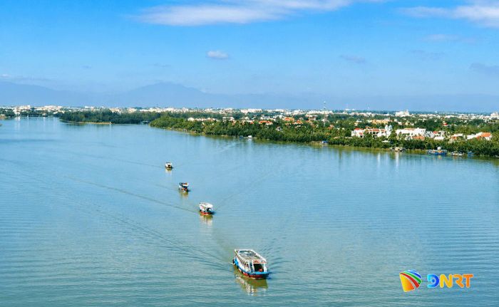 Tàu du lịch chở khách trên sông Thu Bồn. Ảnh: QUỐC TUẤN