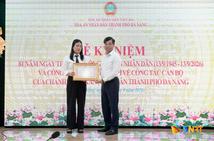 Bí thư Đảng ủy, Chánh án Tòa án nhân dân thành phố Nguyễn Chí Công thừa ủy quyền trao Bằng khen của Chánh án Tòa án nhân dân tối cao truy tặng cho thẩm phán Vũ Việt Dũng cho người thân ông Dũng. Ảnh: T.CÔNG