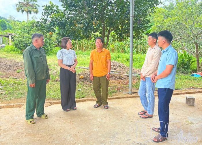 Cán bộ Ủy ban MTTQ Việt Nam xã Núa Ngam gặp gỡ, lắng nghe ý kiến của Nhân dân bản Na Tông.