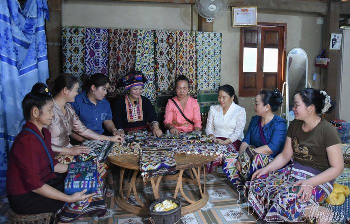Sản phẩm của HTX Dệt Thổ cẩm Pa Thơm, xã Thanh Yên đa dạng, đã tham gia nhiều kỳ hội chợ, chương trình xúc tiến thương mại lớn trong và ngoài tỉnh.