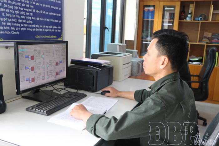 Cấp nước là một trong những lĩnh vực được ưu tiên trong phát triển đô thị thông minh. Trong ảnh: Công nhân Công ty Cổ phần Cấp nước Điện Biên vận hành hệ thống trên máy tính.