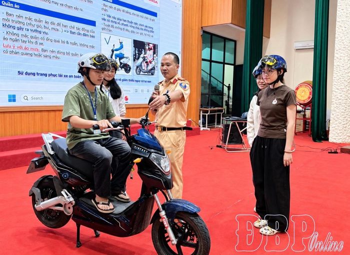 Cán bộ Đội tuyên truyền, Phòng Cảnh sát giao thông hướng dẫn học sinh, sinh viên thực hành kỹ năng cần thiết để điều khiển phương tiện an toàn.